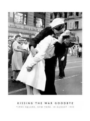 Alfred Eisenstaedt - Kissing The War Goodbye Photographic Print